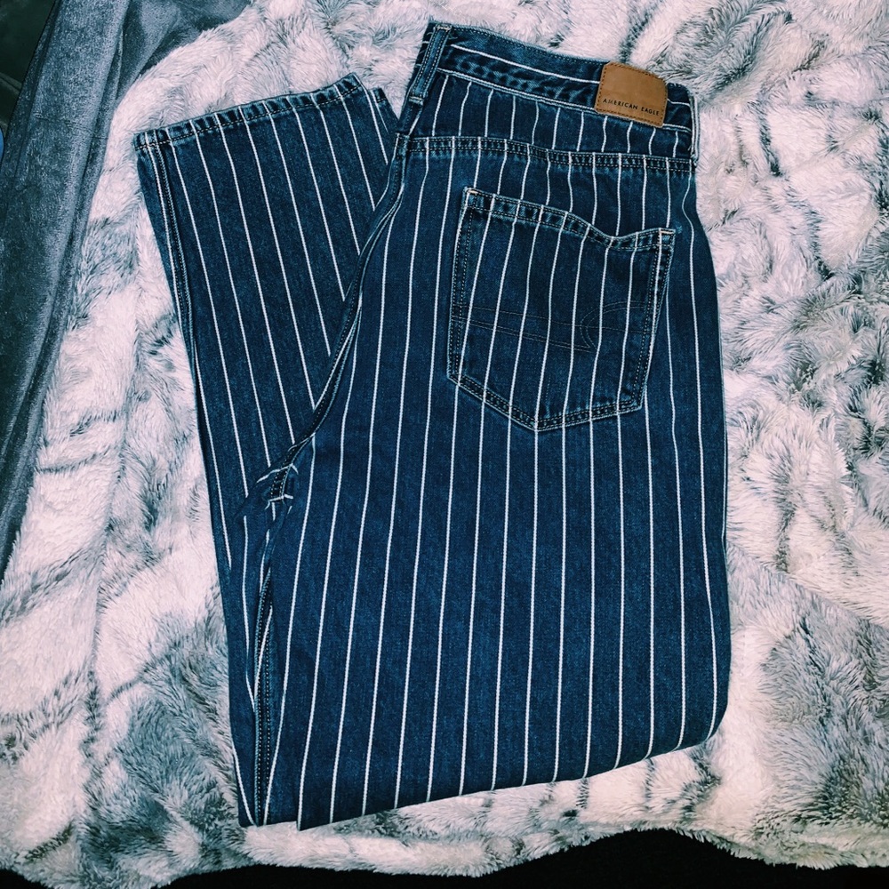 American Eagle Mom Jeans/High waisted jeans